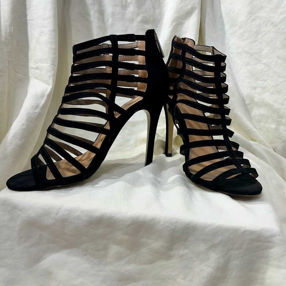 MIXX SHUZS  VERY SEXY SIZE 8 1/2. HEEL HEIGHT 4 1/4” INCHES. GREAT AND STYLISH.